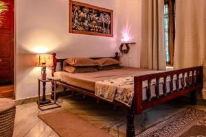 6 Elements Bedrooms With Event Space 4500 Sq Ft في تريفاندروم: غرفة نوم بسرير ومصباح