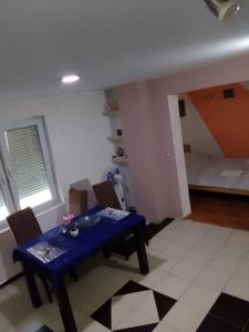 Un pat sau paturi într-o cameră la Zemun