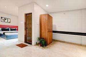 a room with a wooden door and a bedroom at Hotel O Infocity Square Road Bhubaneswar Formerly Avigna Premium in Bhubaneshwar +22 photos