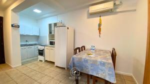 Køkken eller tekøkken på Apto de verão com piscina a 200mts do mar Torres