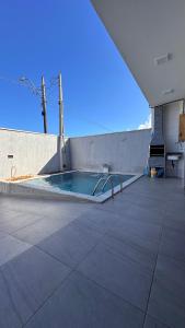 Πισίνα στο ή κοντά στο Casa com piscina em Peruíbe