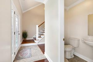 ein Badezimmer mit Toilette und Waschbecken in der Unterkunft Waterfront Getaway • Balcony + Bayou Views in Lafitte