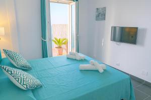 ein blaues Bett mit Handtüchern darüber in der Unterkunft B&B Il Paradiso di Capri in Anacapri