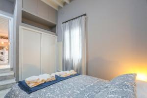 Un dormitorio con una cama y una ventana en Plaza de Armas Apartment, en Sevilla