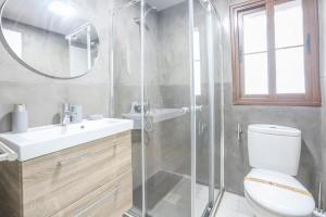 Un baño con ducha, inodoro y lavabo. en Plaza de Armas Apartment, en Sevilla 17 fotos más