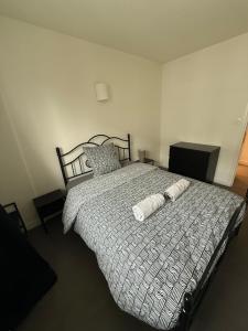 Ένα ή περισσότερα κρεβάτια σε δωμάτιο στο Le Cosy duplex-3p-2beds-free parking