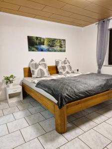 Ένα ή περισσότερα κρεβάτια σε δωμάτιο στο Michas Westerwald Ferienwohnungen