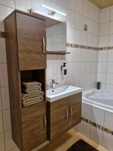 Ένα μπάνιο στο Michas Westerwald Ferienwohnungen +57 φωτογραφίες