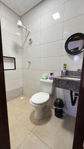 Ένα μπάνιο στο Casa com piscina em Peruíbe