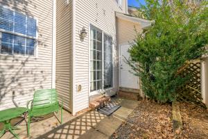 una sedia verde seduta fuori da una casa di Cozy Corner Oasis a Cornelius