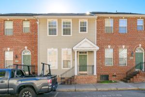 un camion parcheggiato di fronte a un edificio di mattoni di Cozy Corner Oasis a Cornelius