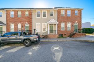 un camion parcheggiato di fronte a un edificio di mattoni di Cozy Corner Oasis a Cornelius