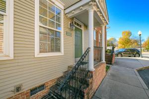 una casa con portico anteriore e porta di Cozy Corner Oasis a Cornelius