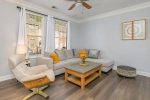 un soggiorno con un divano e un tavolo di Cozy Corner Oasis a Cornelius Altre 20 foto