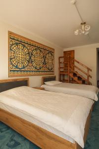 Postel nebo postele na pokoji v ubytování Alay-Art Hotel