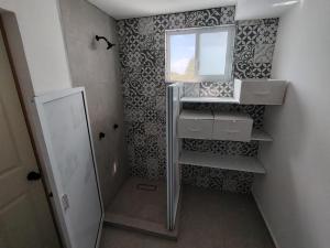 un piccolo bagno con lavandino e finestra di Mini Hotel El Mezquite a Villa Doctor Mora