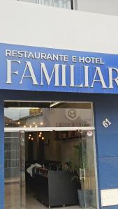 Un cartel que dice "sennis e hotel fenna" en un edificio. en Hotel Familiar, en Salinas