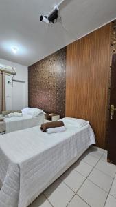 Un dormitorio con dos camas con una cámara en la pared. en Hotel Familiar, en Salinas