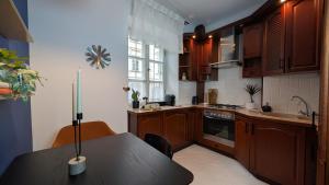 Nhà bếp/bếp nhỏ tại Bella Luna Luxury Suites - Chic Old Town Warsaw Apartment