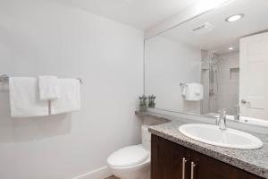 Koupelna v ubytování 2BR in Gleneagle, Gourmet Kitchen, Newly Updated, Wood Burning Fireplace, Parking + 27 fotografií