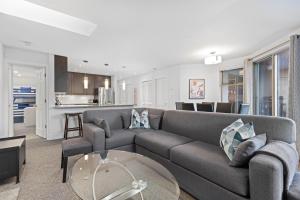 Kuchyň nebo kuchyňský kout v ubytování 2BR in Gleneagle, Gourmet Kitchen, Newly Updated, Wood Burning Fireplace, Parking