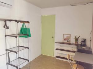 una stanza con mensola, tavolo e porta di Box Studios a Santa Teresa Beach
