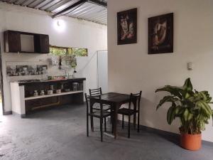 Η κουζίνα ή μικρή κουζίνα στο Hostal La Cabaña +36 φωτογραφίες