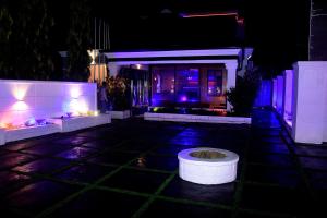 Dreamville Hotel & Resort في أويو: منزل مع ساحة مضاءة في الليل +25 صورة