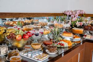 a buffet filled with lots of different types of food at Hotel Santa Maria by RB Hotelaria in Campo Mourão