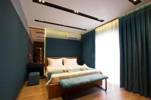 ein Schlafzimmer mit einem Bett und einem großen Fenster in der Unterkunft Brilant Luxury Apartment in Gjirokastër