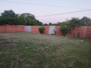 un patio con una pared de ladrillo y una valla en Ulises House, en Luque
