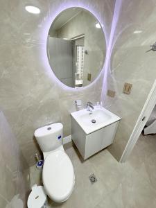 Et badeværelse på Apartamento Rodadero Playa + 17 billeder