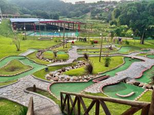 Κήπος έξω από το Refúgio aconchegante c/ Piscina no Águas da Serra +59 φωτογραφίες