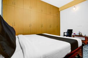 Ένα ή περισσότερα κρεβάτια σε δωμάτιο στο Hotel O AMR Home Stays +18 φωτογραφίες