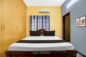 Ένα ή περισσότερα κρεβάτια σε δωμάτιο στο Hotel O AMR Home Stays