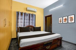 Ένα ή περισσότερα κρεβάτια σε δωμάτιο στο Hotel O AMR Home Stays