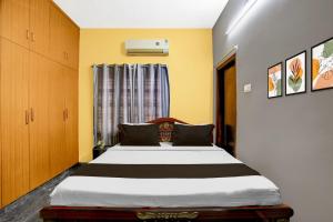 Ένα ή περισσότερα κρεβάτια σε δωμάτιο στο Hotel O AMR Home Stays