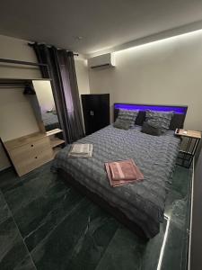 Ένα ή περισσότερα κρεβάτια σε δωμάτιο στο Cocoon Hyper Center