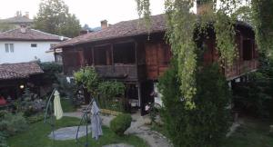 een huis met klimop aan de zijkant bij Мандулова Къща in Koprivshtitsa