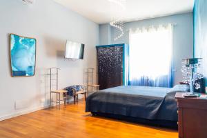 a bedroom with a bed and a window and a table at SOGNI sul MARE-5 TERRE JRE in La Spezia