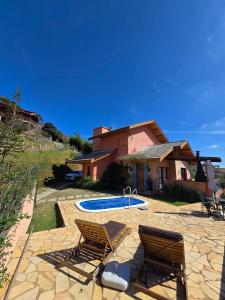 Swimmingpoolen hos eller tæt på Linda vista para as montanhas a 5 min da cidade