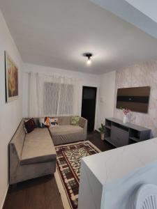 un soggiorno con un divano e una TV di Casa Verde ad Arraial do Cabo