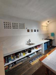 una cucina con lavandino e bancone con cibo di Casa Verde ad Arraial do Cabo