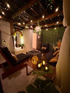 un soggiorno con un divano e un tavolo di Casa Café Cacao a San Pedro Las Huertas