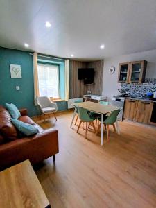 een woonkamer met een bank en een tafel bij Les Reflets de Meuse in Revin