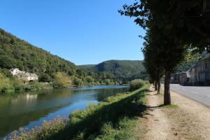 een rivier naast een weg naast een rivier bij Les Reflets de Meuse in Revin +3 foto's