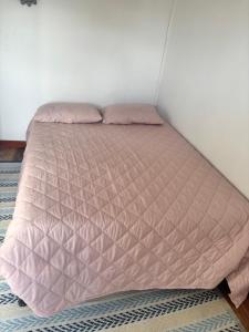 1 cama con edredón rosa en una habitación en Casa finca platanales, en Cartagena de Indias 38 fotos más