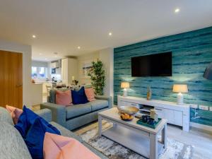 Μια τηλεόραση ή/και κέντρο ψυχαγωγίας στο 3 Bed in Lulworth Cove 91198