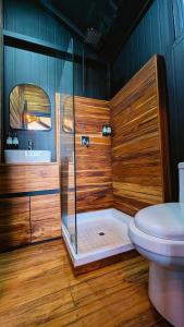 ein Badezimmer mit Dusche, Toilette und Waschbecken in der Unterkunft DenHills in Denxhi + 45 Fotos