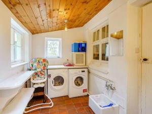 Телевизор и/или развлекательный центр в 4 Bed in Near and Far Sawrey LLH42 +64 фотографии